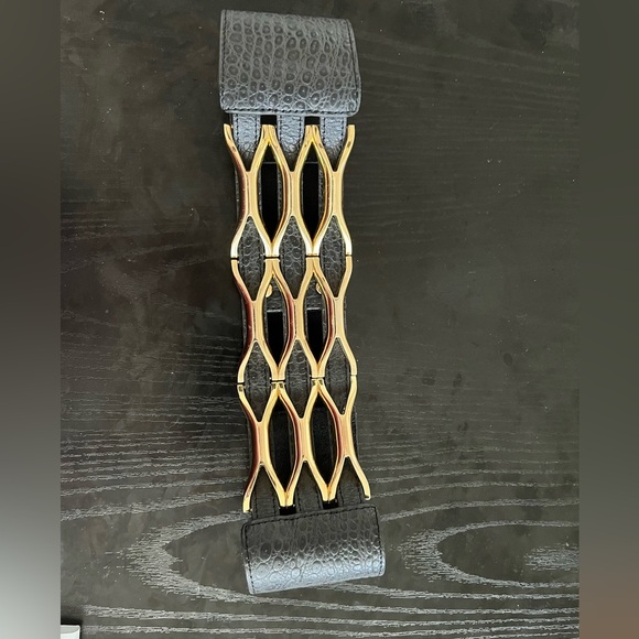 BCBG stylish, timeless, vintage gold metal and leather belt small elastic main image 9